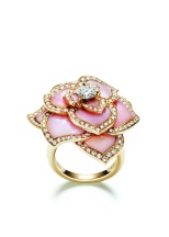 Piaget Rose Passion ring in 18K pink gold set with 156 brilliant-cut diamonds (approx. 1.29 ct), 1 brilliant-cut diamond (approx. 0.5 ct) and 12 carved pink opals