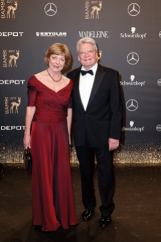 BERLIN, GERMANY - NOVEMBER 16: Joachim Gauck and Daniela Schadt arrive at the Bambi Awards 2017 at Stage Theater on November 16, 2017 in Berlin, Germany. (Photo by Isa Foltin/Getty Images for Kryolan) *** Local Caption *** Joachim Gauck;Daniela Schadt